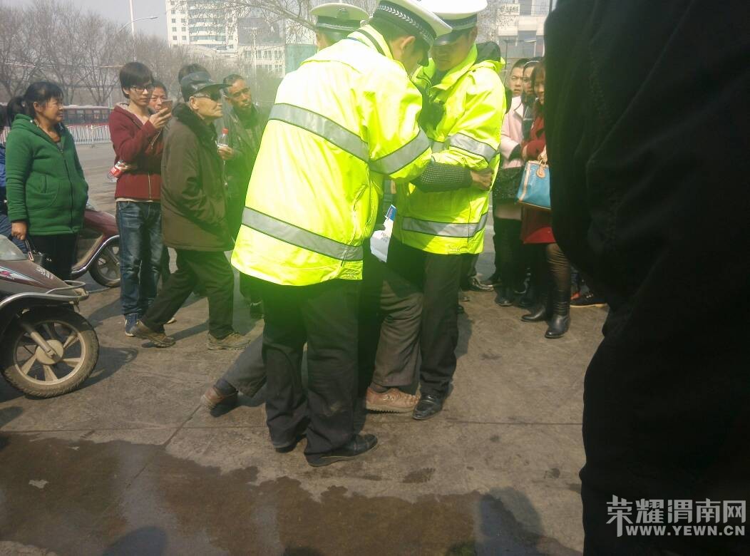 ǰ��·�Ŵ︽��һ�綯���ֳ��������ݿۣ���ͷ������