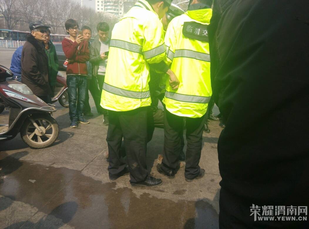 ǰ��·�Ŵ︽��һ�綯���ֳ��������ݿۣ���ͷ������