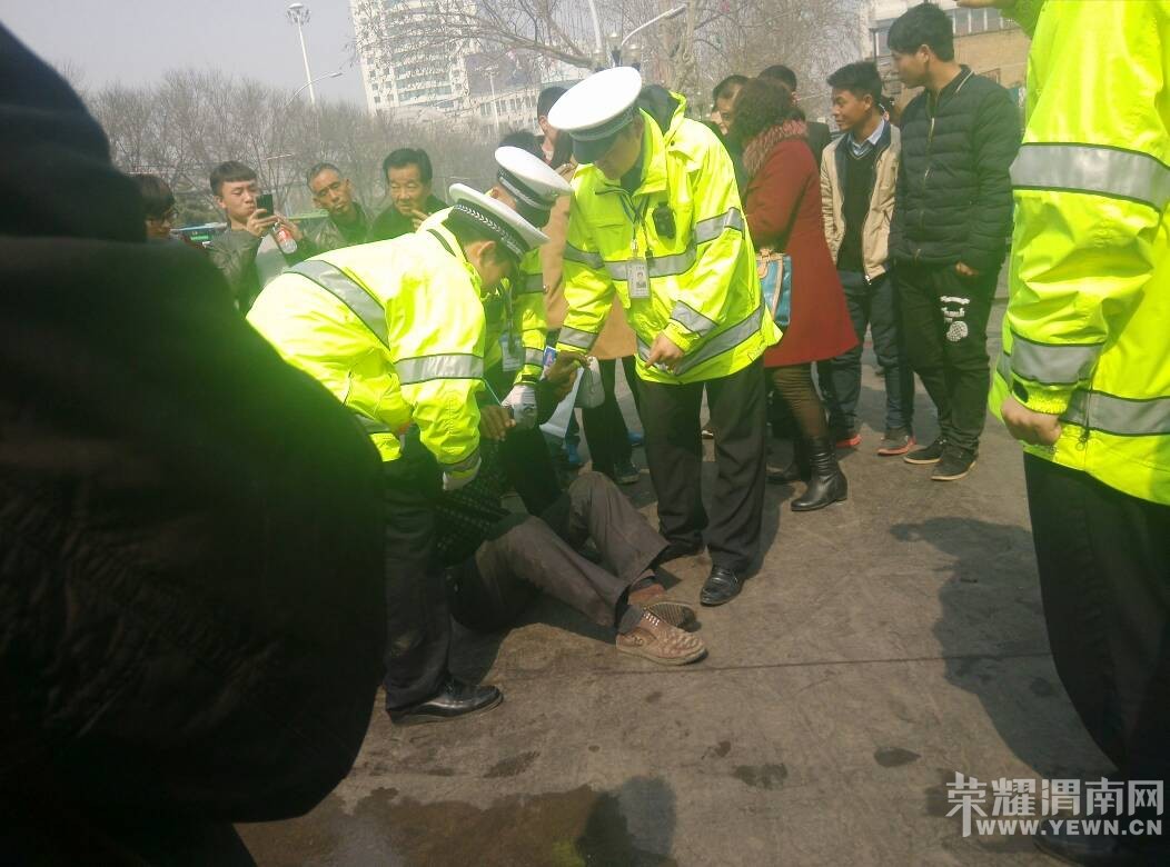 ǰ��·�Ŵ︽��һ�綯���ֳ��������ݿۣ���ͷ������