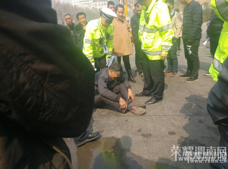 ǰ��·�Ŵ︽��һ�綯���ֳ��������ݿۣ���ͷ������