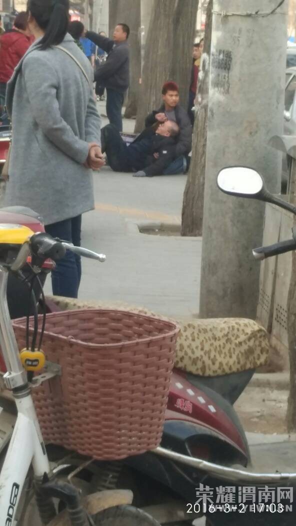 ���·����·���ֿڣ�һ�ϴ�ү���ڵ��ϣ���֪��զ�ˣ�