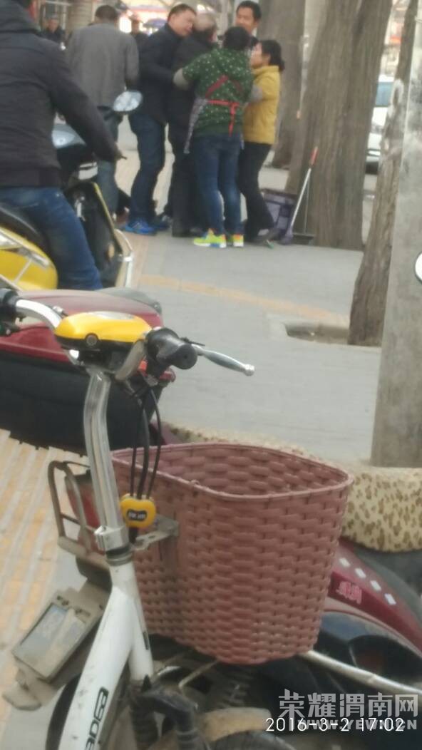 ���·����·���ֿڣ�һ�ϴ�ү���ڵ��ϣ���֪��զ�ˣ�