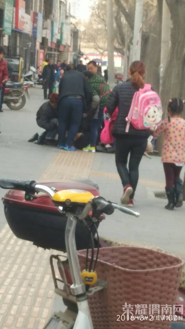 ���·����·���ֿڣ�һ�ϴ�ү���ڵ��ϣ���֪��զ�ˣ�