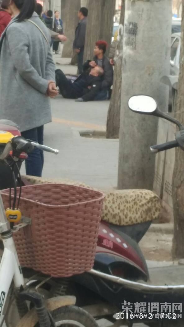 ���·����·���ֿڣ�һ�ϴ�ү���ڵ��ϣ���֪��զ�ˣ�