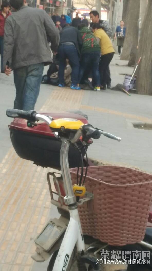 ���·����·���ֿڣ�һ�ϴ�ү���ڵ��ϣ���֪��զ�ˣ�