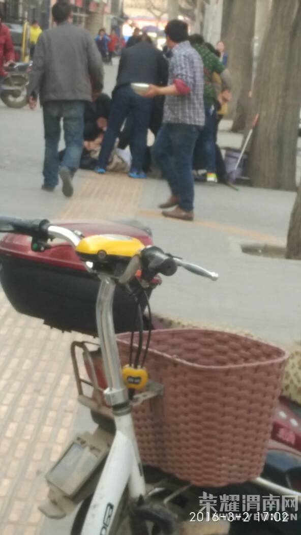 ���·����·���ֿڣ�һ�ϴ�ү���ڵ��ϣ���֪��զ�ˣ�