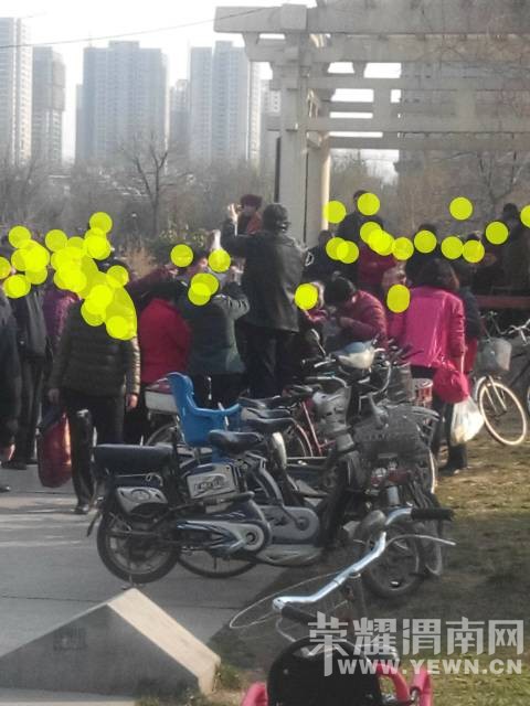 ��԰��һȺ����Χ��һ���������ӡ���ָ����������~~