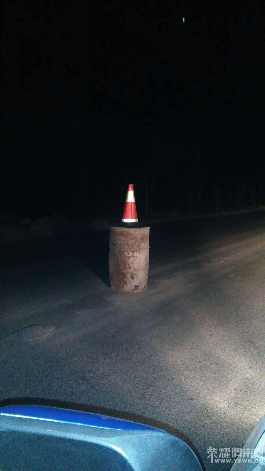 ����·��ʢ�����������ߣ�·�м����������Ͱ���������˾����С�ģ�