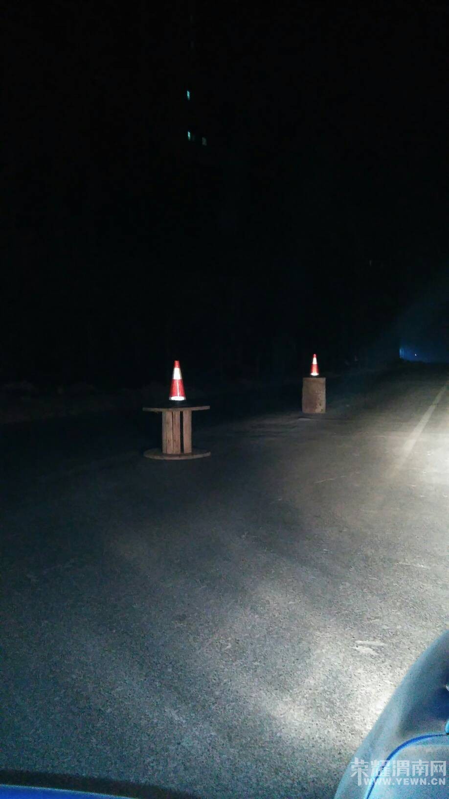 ����·��ʢ�����������ߣ�·�м����������Ͱ���������˾����С�ģ�