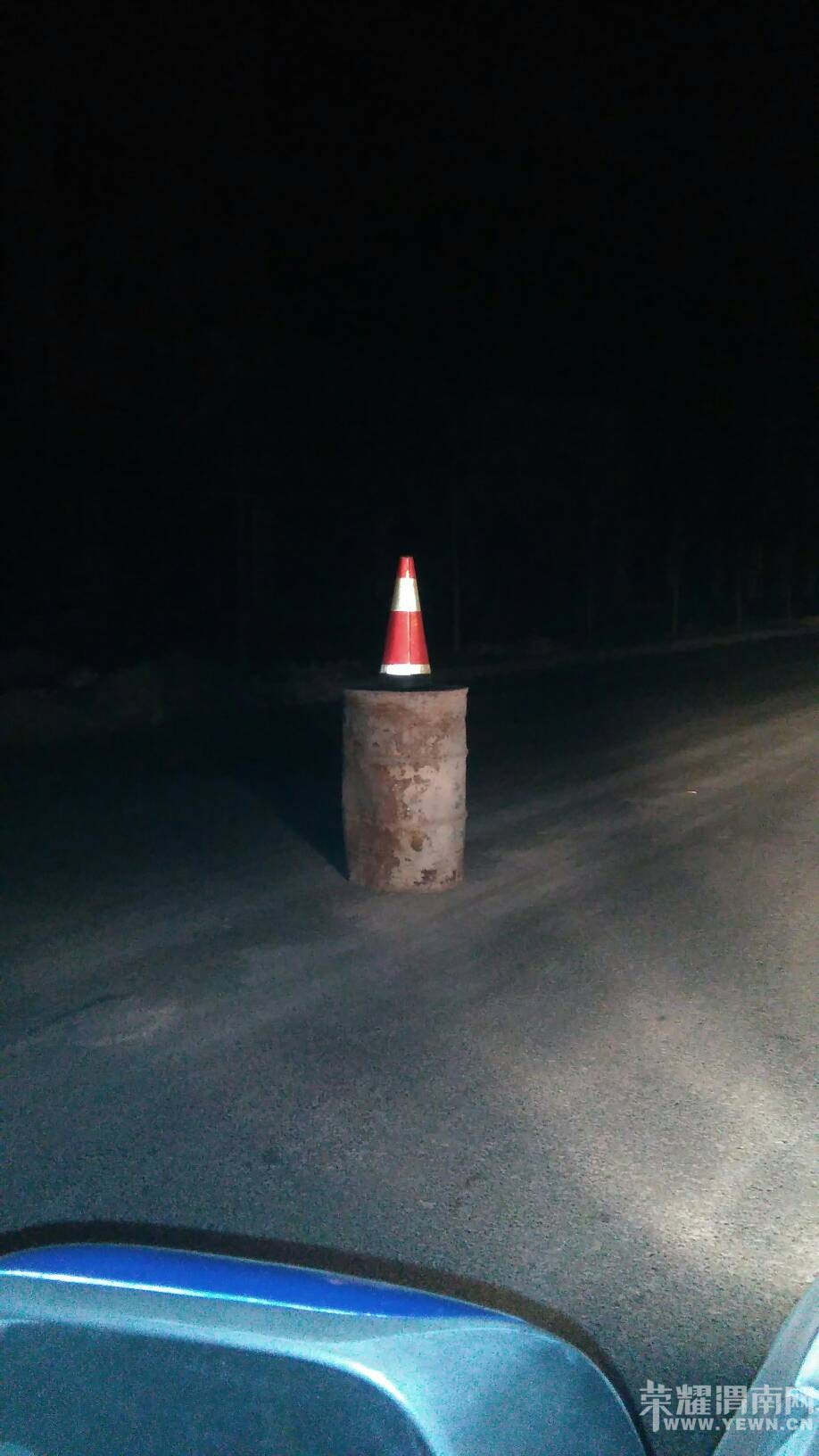 ����·��ʢ�����������ߣ�·�м����������Ͱ���������˾����С�ģ�