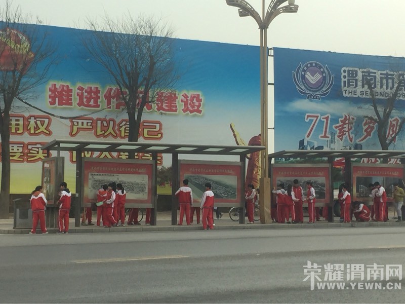 ���Ͻ��·¤����ѧ�ſ�ײ��һȺ��С�׷桱��ͼ��