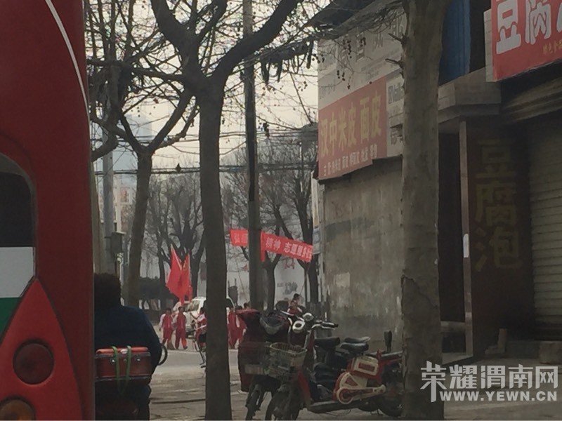 ���Ͻ��·¤����ѧ�ſ�ײ��һȺ��С�׷桱��ͼ��