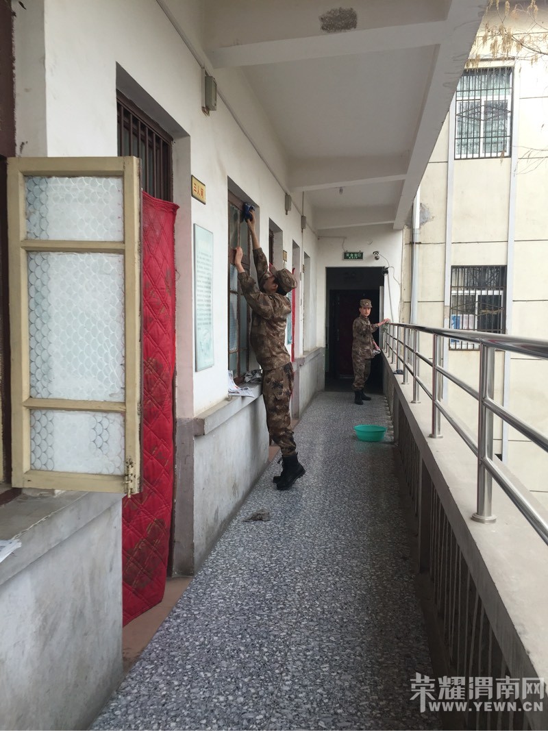 ��ž�սʿΪ�ÿ������깫Ԣ����ů����ͼ��