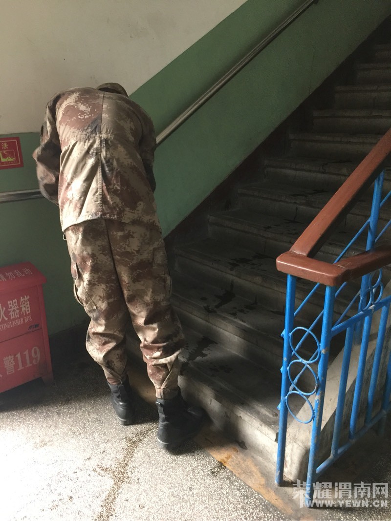 ��ž�սʿΪ�ÿ������깫Ԣ����ů����ͼ��