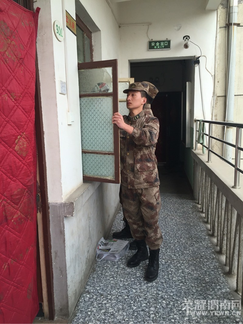 ��ž�սʿΪ�ÿ������깫Ԣ����ů����ͼ��