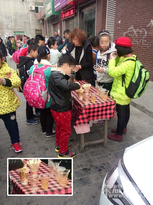 ����ʵ��ѧУ�ſڵ����̯���ס�������������