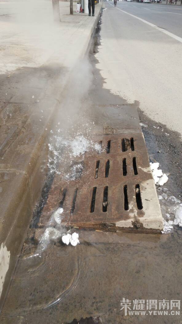 ����С�����Ÿ�����ˮ����ͣ��ð��ˮ��������˶�û�˹ܣ�