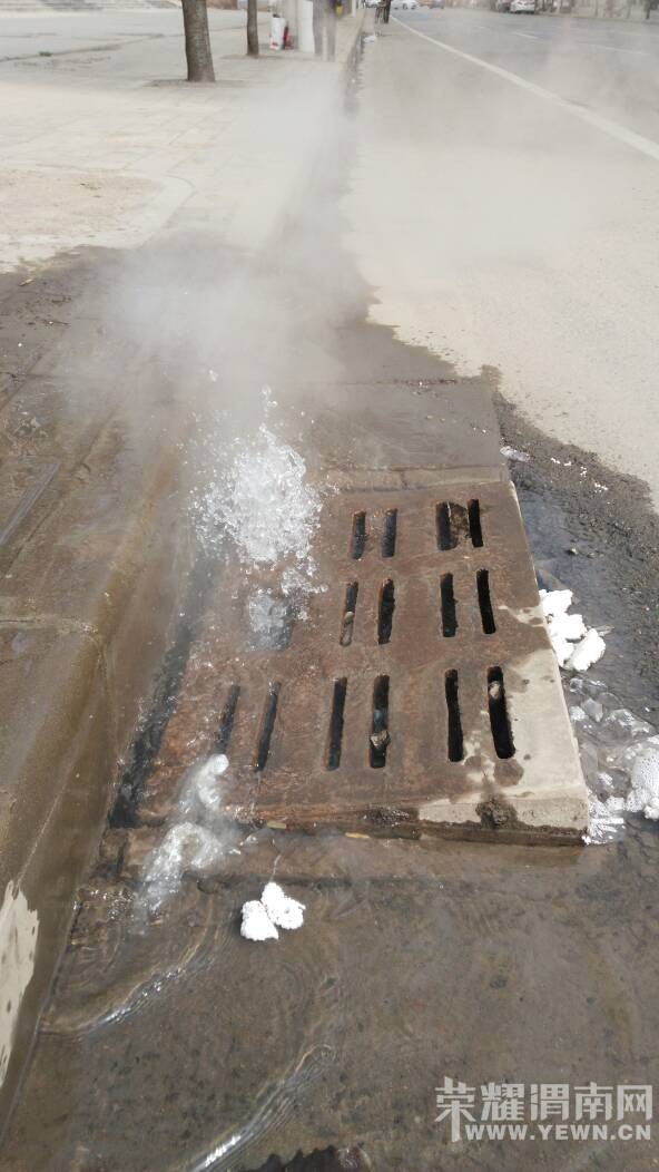 ����С�����Ÿ�����ˮ����ͣ��ð��ˮ��������˶�û�˹ܣ�