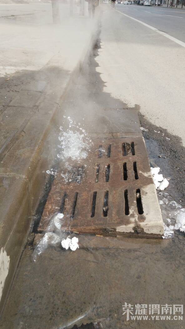 ����С�����Ÿ�����ˮ����ͣ��ð��ˮ��������˶�û�˹ܣ�