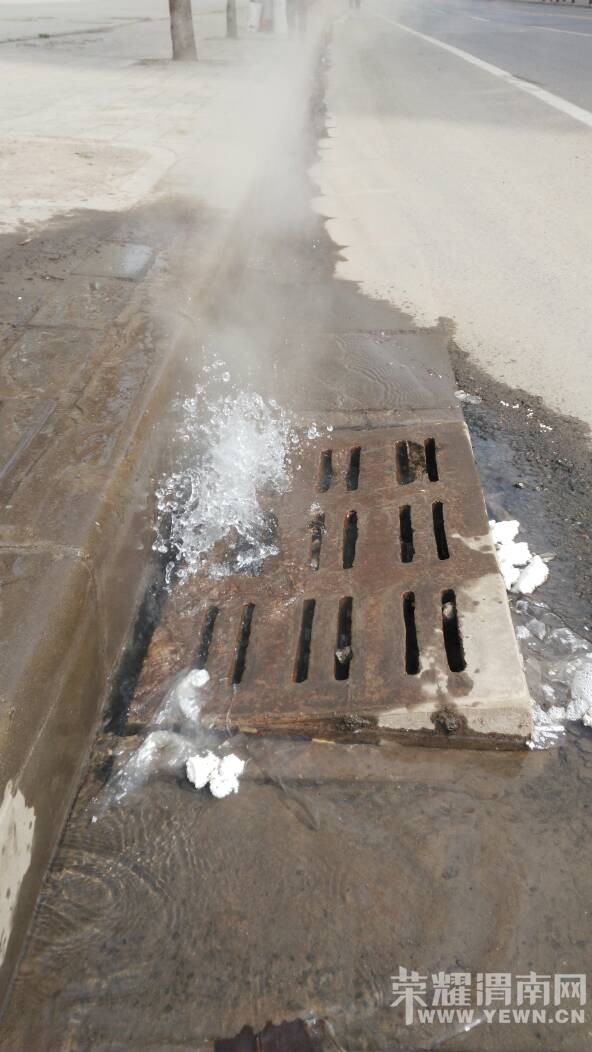 ����С�����Ÿ�����ˮ����ͣ��ð��ˮ��������˶�û�˹ܣ�