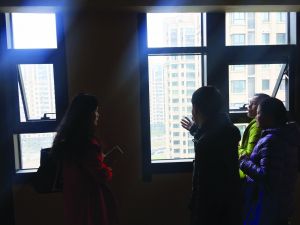 �Ͼ�һŮ�ӹ��·���̨���ָ��8�ȴ���"����"(ͼ)