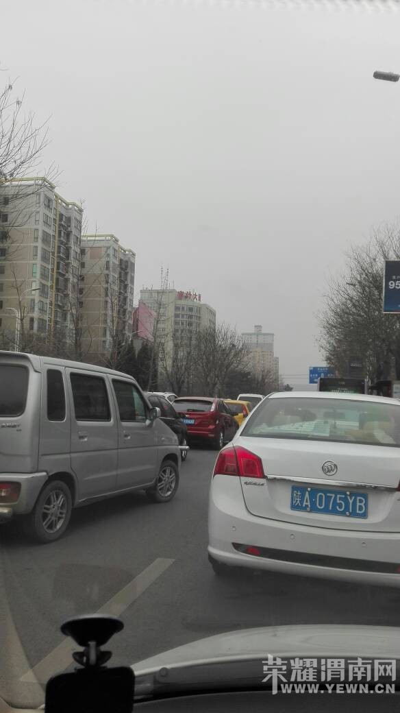 �ԴӲֳ�·�ͳ���·ʮ�ֺ��̵Ƹ���֮��μ�������¶µ㣬