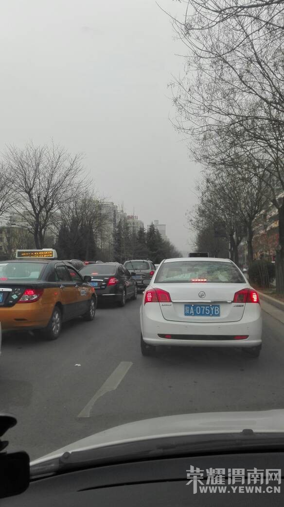 �ԴӲֳ�·�ͳ���·ʮ�ֺ��̵Ƹ���֮��μ�������¶µ㣬