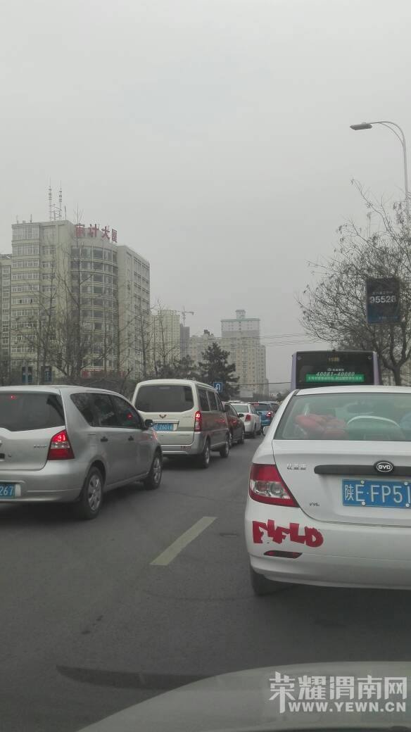 �ԴӲֳ�·�ͳ���·ʮ�ֺ��̵Ƹ���֮��μ�������¶µ㣬