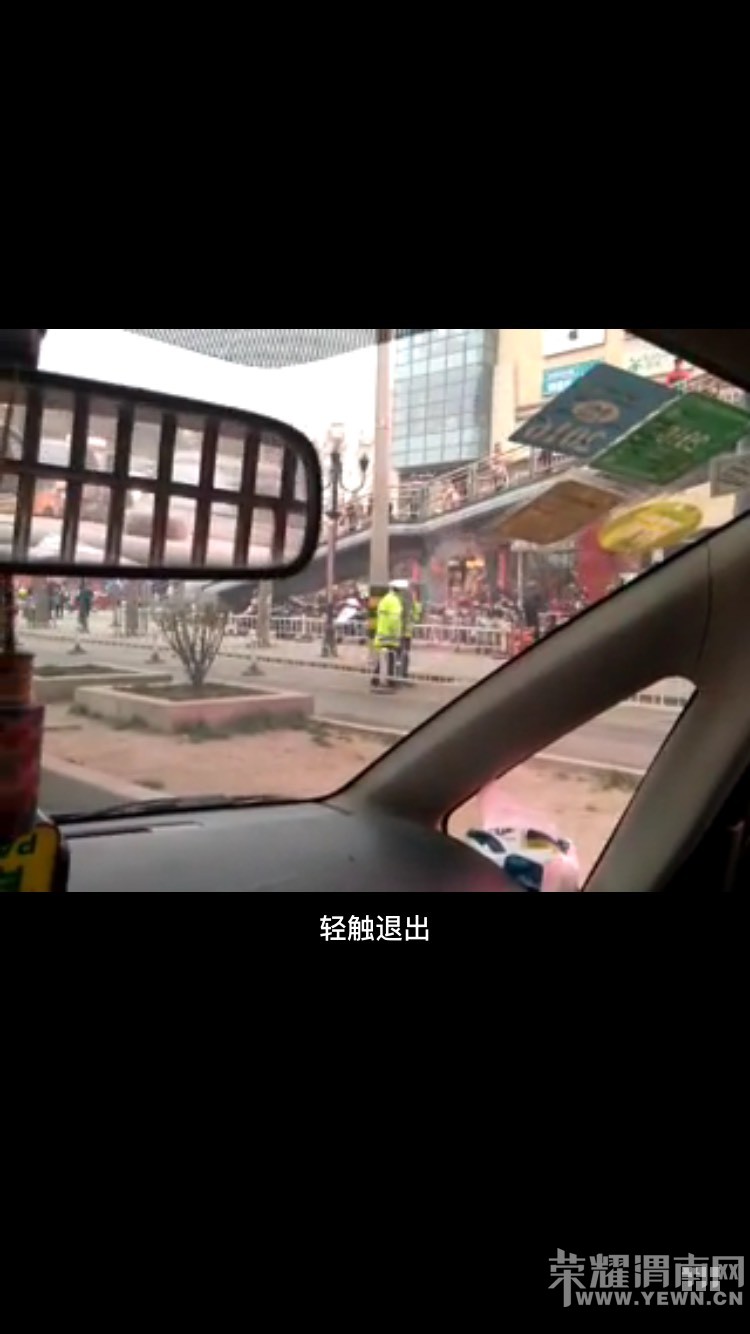 ǰ��·������ҳ����ſڣ�һ�������Ű��׳��ĵ������ɶ��