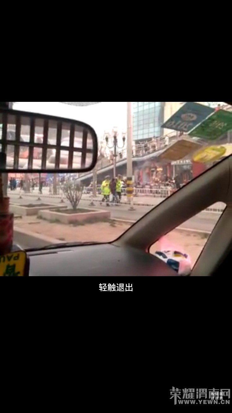 ǰ��·������ҳ����ſڣ�һ�������Ű��׳��ĵ������ɶ��