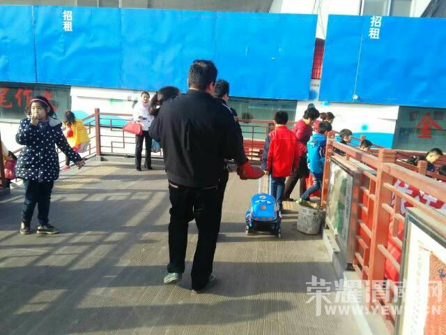 �O��Сѧ�����ϣ�һСѧ��ˤ�����ǹܾ��ˣ���һ����