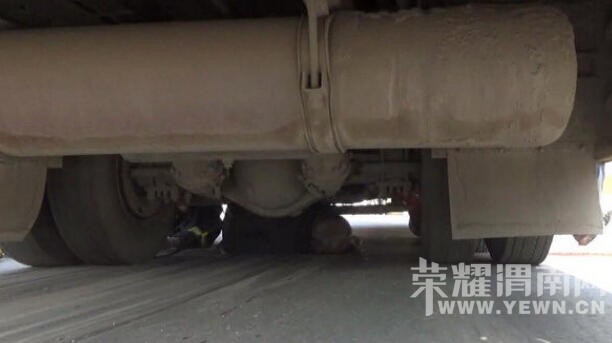 ������������Ħ�г���ײ   1�˱����복������