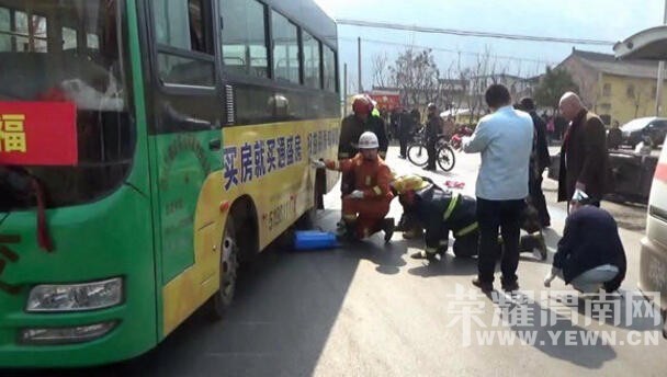 ������������Ħ�г���ײ   1�˱����복������