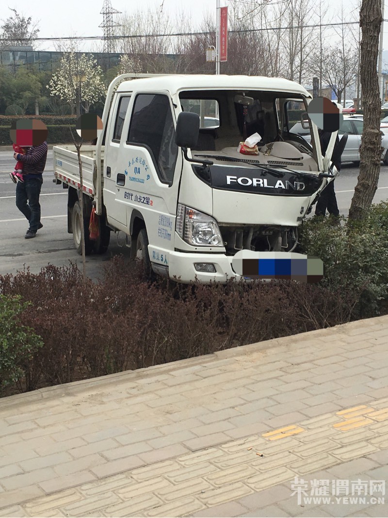 μ������ҽԺʮ��·�ڣ���ö༱����ײ�������ӣ�����