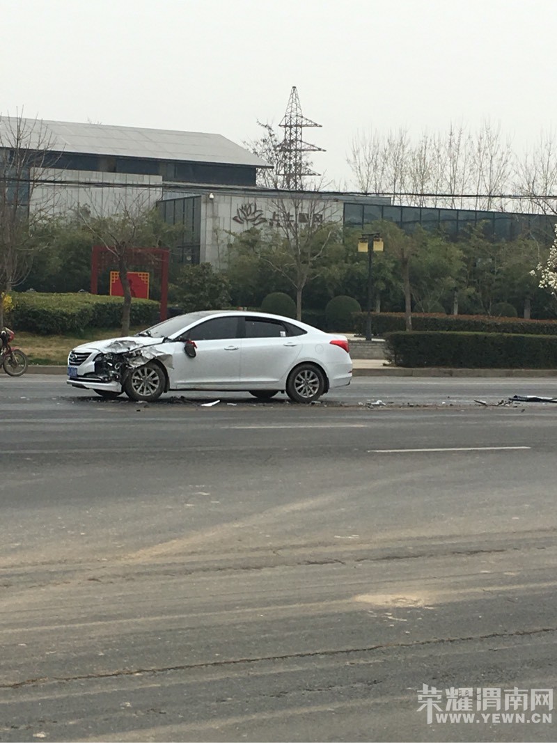 μ������ҽԺʮ��·�ڣ���ö༱����ײ�������ӣ�����