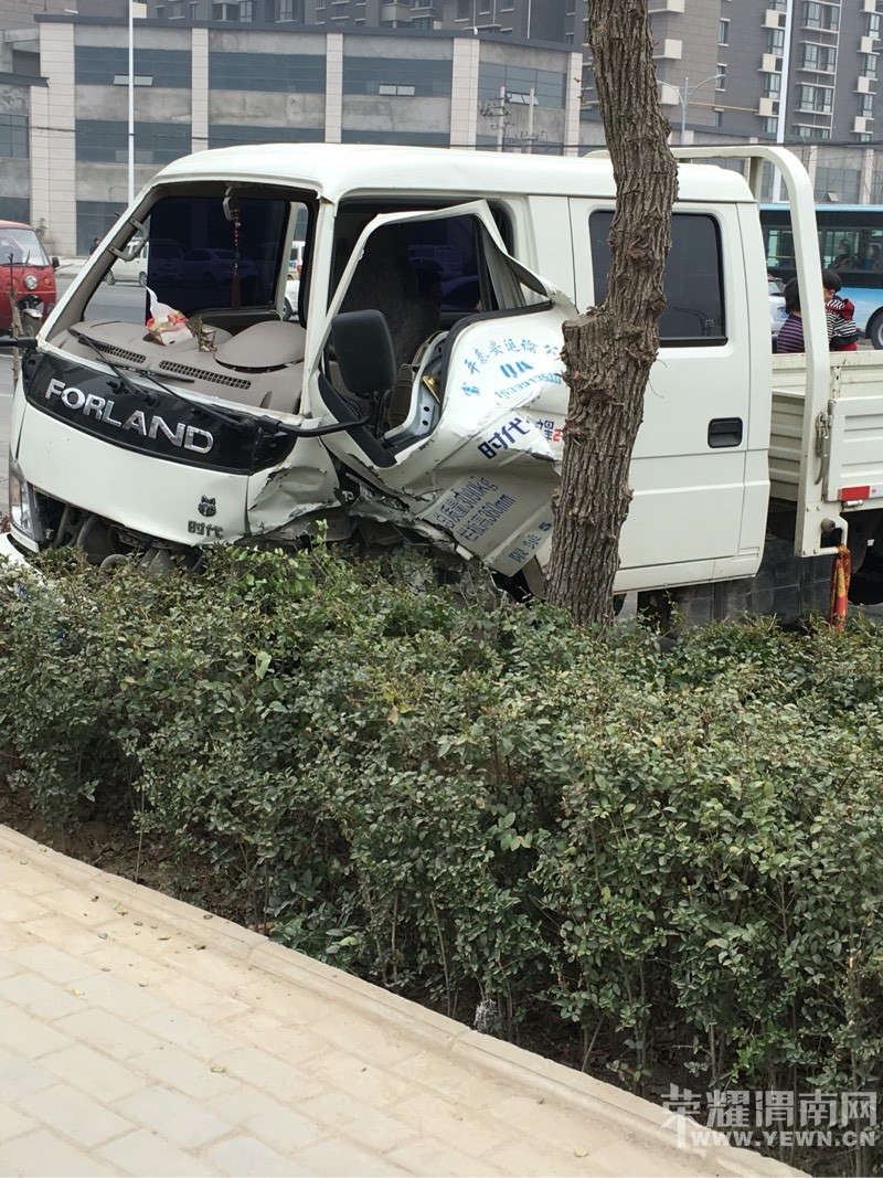 μ������ҽԺʮ��·�ڣ���ö༱����ײ�������ӣ�����