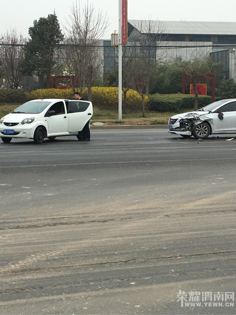 μ������ҽԺʮ��·�ڣ���ö༱����ײ�������ӣ�����