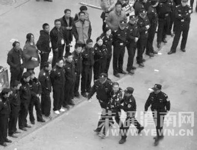 �Ϸʴ�����ԱŹ�򾯲��Ʒ�ִ�ڳ�  65�˱�����