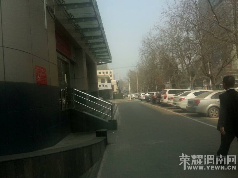 ǰ��·�ָߵ���������ռ��λ�Ľ�ʬ�����Ͻ���Χ�ۣ�