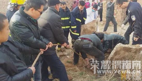 �γ�һŮ����·ʱ����׹��ݾ�  ����������Ԯ