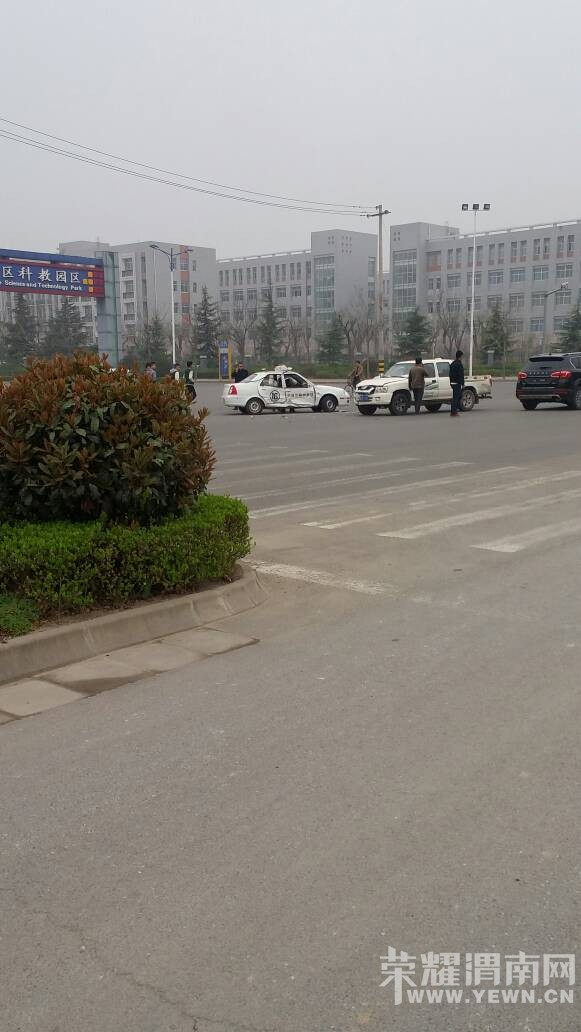 ����ʯȪ·�Ͽ����Ŀ��Գ��ƺ���ײ�ˣ������ĸ���ù�������ˣ�