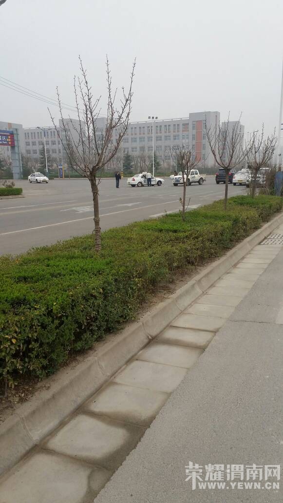 ����ʯȪ·�Ͽ����Ŀ��Գ��ƺ���ײ�ˣ������ĸ���ù�������ˣ�