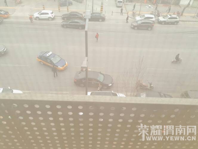 ����·�������ˣ���ײ��ͷ������Ƭ���ˡ���