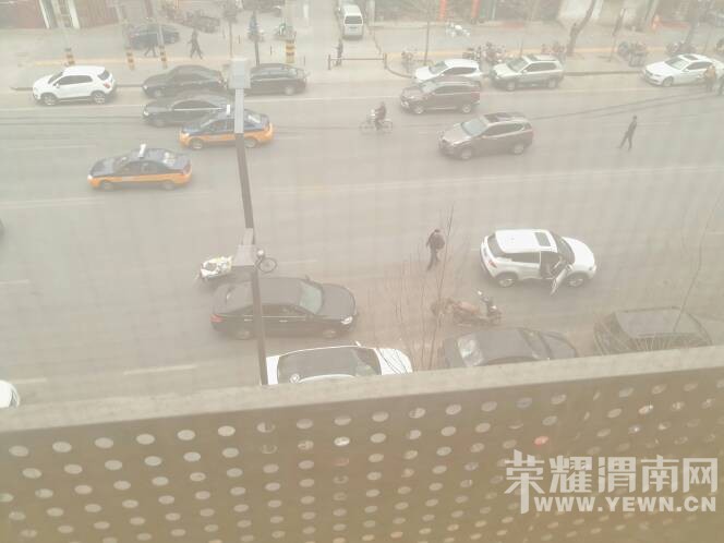 ����·�������ˣ���ײ��ͷ������Ƭ���ˡ���