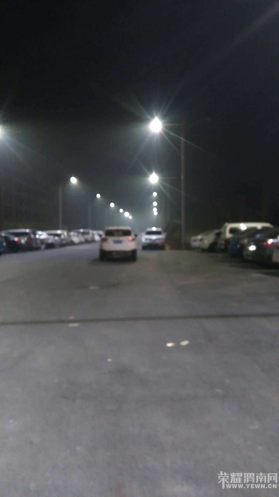 ����·����Ȫ··�������˰ѳ�ͣ��·�м䣬����׷β?