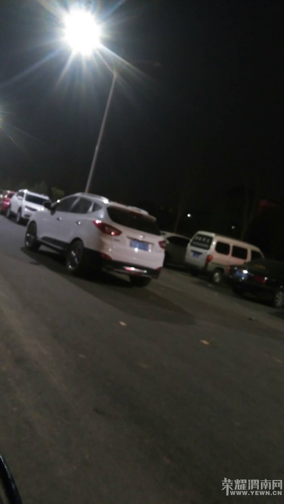 ����·����Ȫ··�������˰ѳ�ͣ��·�м䣬����׷β?