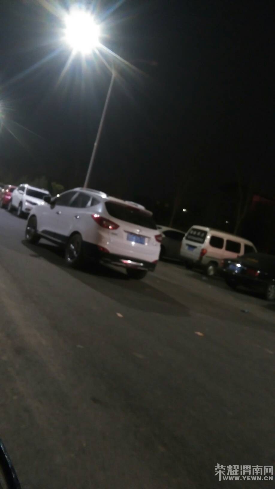 ����·����Ȫ··�������˰ѳ�ͣ��·�м䣬����׷β?