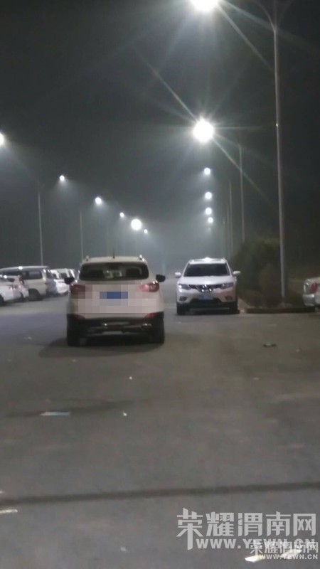 ����·����Ȫ··�������˰ѳ�ͣ��·�м䣬����׷β?