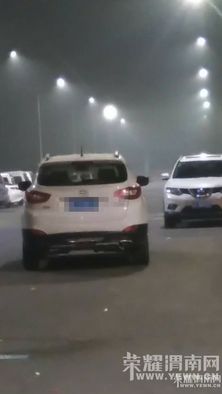 ����·����Ȫ··�������˰ѳ�ͣ��·�м䣬����׷β?