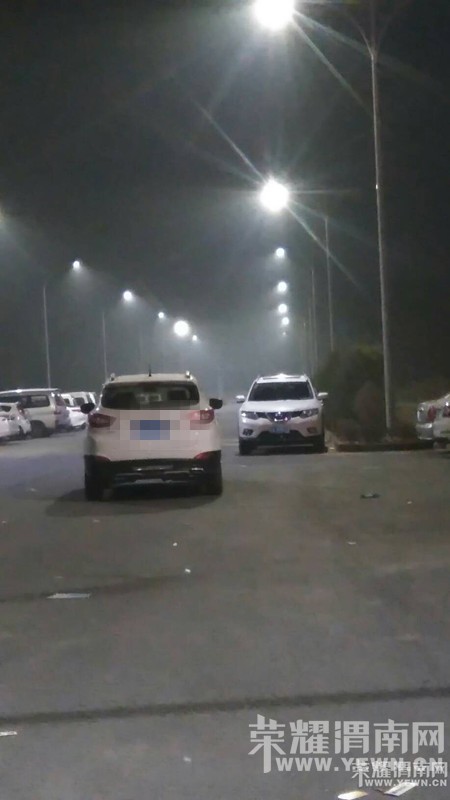 ����·����Ȫ··�������˰ѳ�ͣ��·�м䣬����׷β?